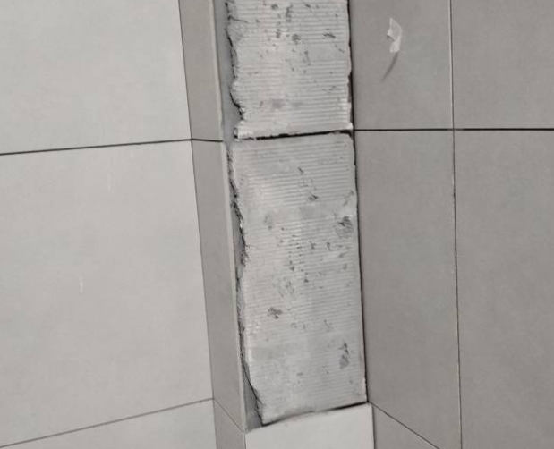 东城瓷砖空鼓维修公司分享下瓷砖施工前基层浇水润湿程度不足，可能导致以下问题