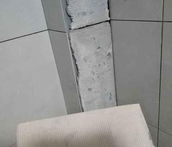 东城瓷砖空鼓维修公司分享下厨房瓷砖脱落的补救措施。